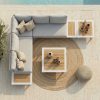 Cannes Outdoor-Lounge Set – Rundecke in Weiß aus Vogelperspektive Drohnenansicht der modularen Cannes Outdoor-Lounge Kombination aus zwei 2-Sitzer Modulen mit integriertem Tisch, Eckmodul, Kaffeetisch und Loungetisch in der Mitte, weißes Aluminium mit Teak-Tischplatten, als Rundecke auf Terrasse vor Haus mit Pool