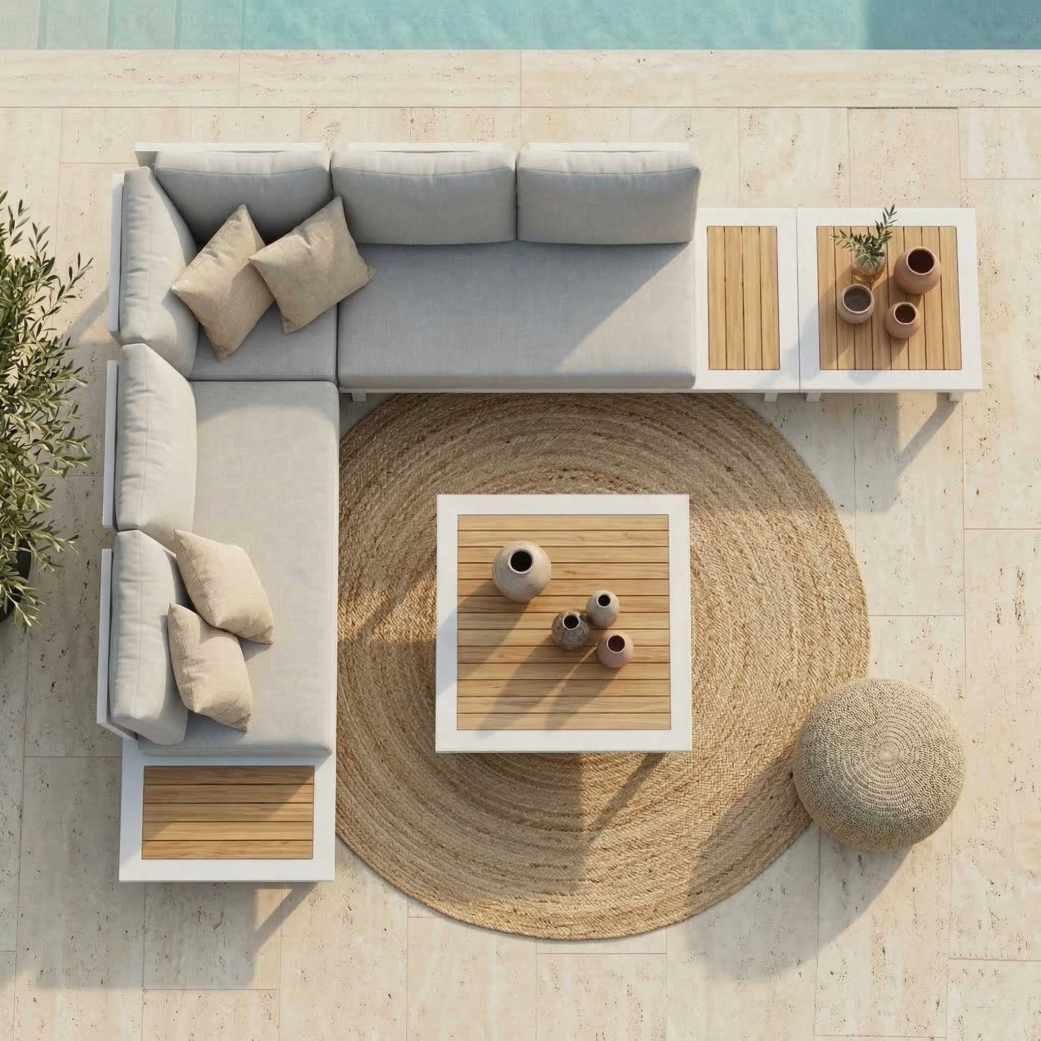 Cannes Outdoor-Lounge Set – Rundecke in Weiß aus Vogelperspektive Drohnenansicht der modularen Cannes Outdoor-Lounge Kombination aus zwei 2-Sitzer Modulen mit integriertem Tisch, Eckmodul, Kaffeetisch und Loungetisch in der Mitte, weißes Aluminium mit Teak-Tischplatten, als Rundecke auf Terrasse vor Haus mit Pool