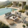 Modulare Grenoble Outdoor-Lounge Kombination aus zwei 2-Sitzer Modulen mit integriertem Tisch, zwei Beistelltischen als Kaffeeersatz, Eckmodul als Sessel gegenüber und Loungetisch in der Mitte, komplett aus weißem Aluminium auf Terrasse vor Haus mit Pool