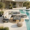Grenoble Outdoor-Lounge Set – Rundecke in Anthrazit Modulare Grenoble Outdoor-Lounge Kombination aus zwei 2-Sitzer Modulen mit integriertem Tisch, Eckmodul, zwei Beistelltischen und Loungetisch in der Mitte, komplett aus anthrazitfarbenem Aluminium, als Rundecke auf Terrasse vor Haus mit Pool