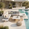 Modulare Grenoble Outdoor-Lounge Kombination aus zwei 2-Sitzer Modulen mit integriertem Tisch, Eckmodul, zwei Beistelltischen und Loungetisch in der Mitte, komplett aus weißem Aluminium, als Rundecke auf Terrasse vor Haus mit Pool