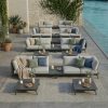 Modulare Gartenlounge aus anthrazitfarbenem Aluminium mit mehreren Sitzmodulen und integrierten Tischen auf Terrasse einer Vinothek