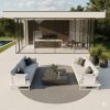 icm-monaco-outdoor-sofa-3-sitzer-weiß-aluminium Exklusive moderne Design-Terrasse mit Villa im Hintergrund, zwei Design-Loungesofas in Symmetrie, quadratischem Loungetisch und anthrazitfarbenen Design-Pflanzkübeln mit Gräsern