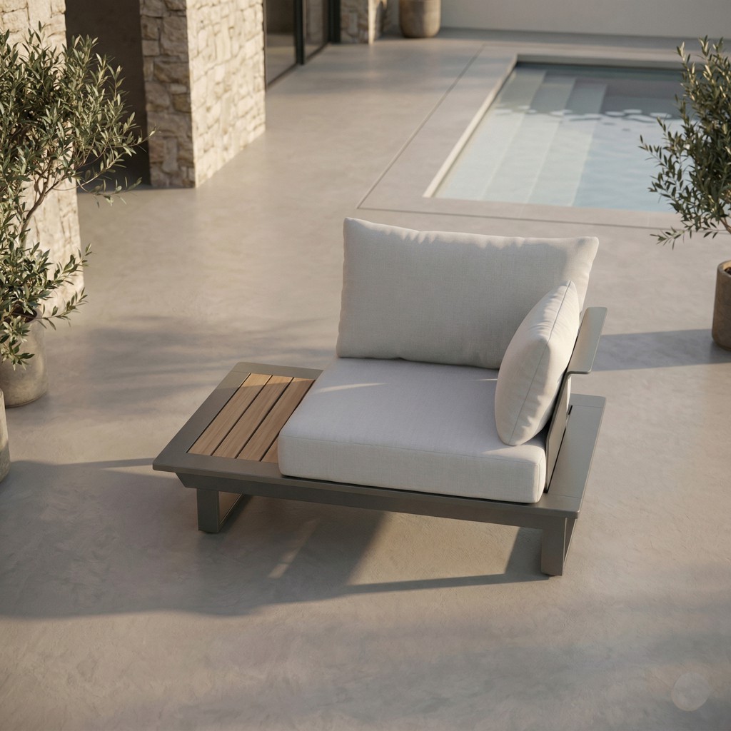 Sessel mit integriertem Tischmodul Einzelsessel mit integriertem Tisch, Gestell in Anthrazit und Tischplatte in Teak, auf einer Terrasse platziert.