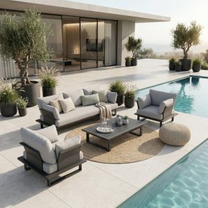 Monaco Gartenlounge Set aus 3-Sitzer und zwei Sesseln mit Loungetisch in der Mitte, anthrazitfarbenes Aluminium, als offene Loungegruppe auf Terrasse vor Haus mit Pool