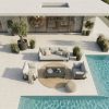 Drohnenansicht des Monaco Gartenlounge Sets aus 3-Sitzer und zwei Sesseln mit Loungetisch in der Mitte, anthrazitfarbenes Aluminium, offene Anordnung auf Terrasse vor Haus mit Pool