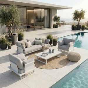 Monaco Gartenlounge Set aus 3-Sitzer und zwei Sesseln mit Loungetisch in der Mitte, weißes Aluminium, als offene Loungegruppe auf Terrasse vor Haus mit Pool