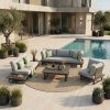 Modulare St Tropez Outdoor-Lounge Kombination aus 3-Sitzer, 2-Sitzer und Sessel mit Loungetisch und zwei Beistelltischen, anthrazitfarbenes Aluminium, offene Anordnung auf Terrasse vor Haus mit Pool