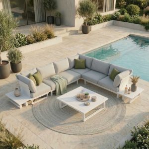 Modulare St Tropez Outdoor-Lounge Kombination aus 3-Sitzer, 2-Sitzer, Eckmodul, Loungetisch und zwei Beistelltischen, weißes Aluminium, als Rundecke auf Terrasse vor Haus mit Pool