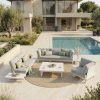 St. Tropez Outdoor-Lounge Set – Offene Anordnung in Weiß Modulare St Tropez Outdoor-Lounge Kombination aus 3-Sitzer, 2-Sitzer und Sessel mit Loungetisch und zwei Beistelltischen, weißes Aluminium, offene Anordnung auf Terrasse vor Haus mit Pool