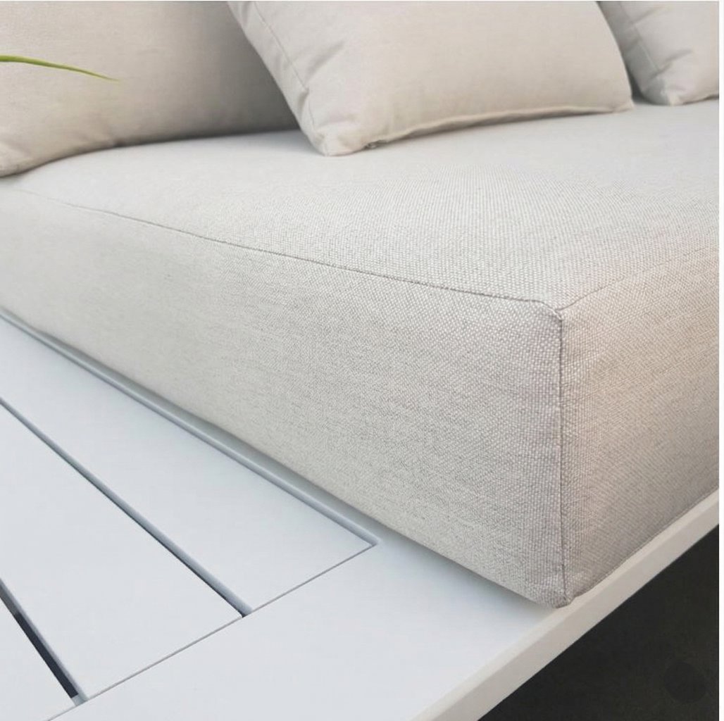 Bequeme Sitzkissen aus hochwertigem Textilstoff für das Loungesofa Outdoormoebel