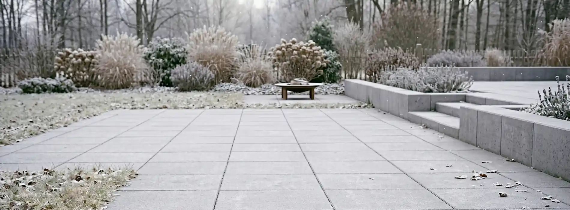 Winterliche Terrasse mit leichtem Frost als Symbol für Gartenmöbel winterfest machen