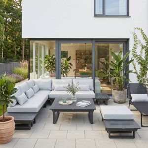 Outdoor Lounge St. Tropez in Anthrazit – hochwertiges modulares 6‑Sitzer Aluminium Set auf einer stilvollen Terrasse