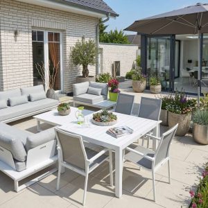 Gartenlounge St. Tropez in Weiß – modulares 6‑Sitzer Aluminium Outdoor Lounge Set auf einer modernen Terrasse