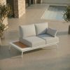 Modulares Zweisitzer Lounge Sofa mit integriertem Tisch – Weiß – Teak/Keramik/Aluminium Modulares Zweisitzer‑Lounge‑Sofa in Weiß mit integriertem Tisch in Teak, Keramik oder Aluminium