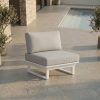weißer outdoor loungechair mit polster und aluminiumgestell für terrasse und garten